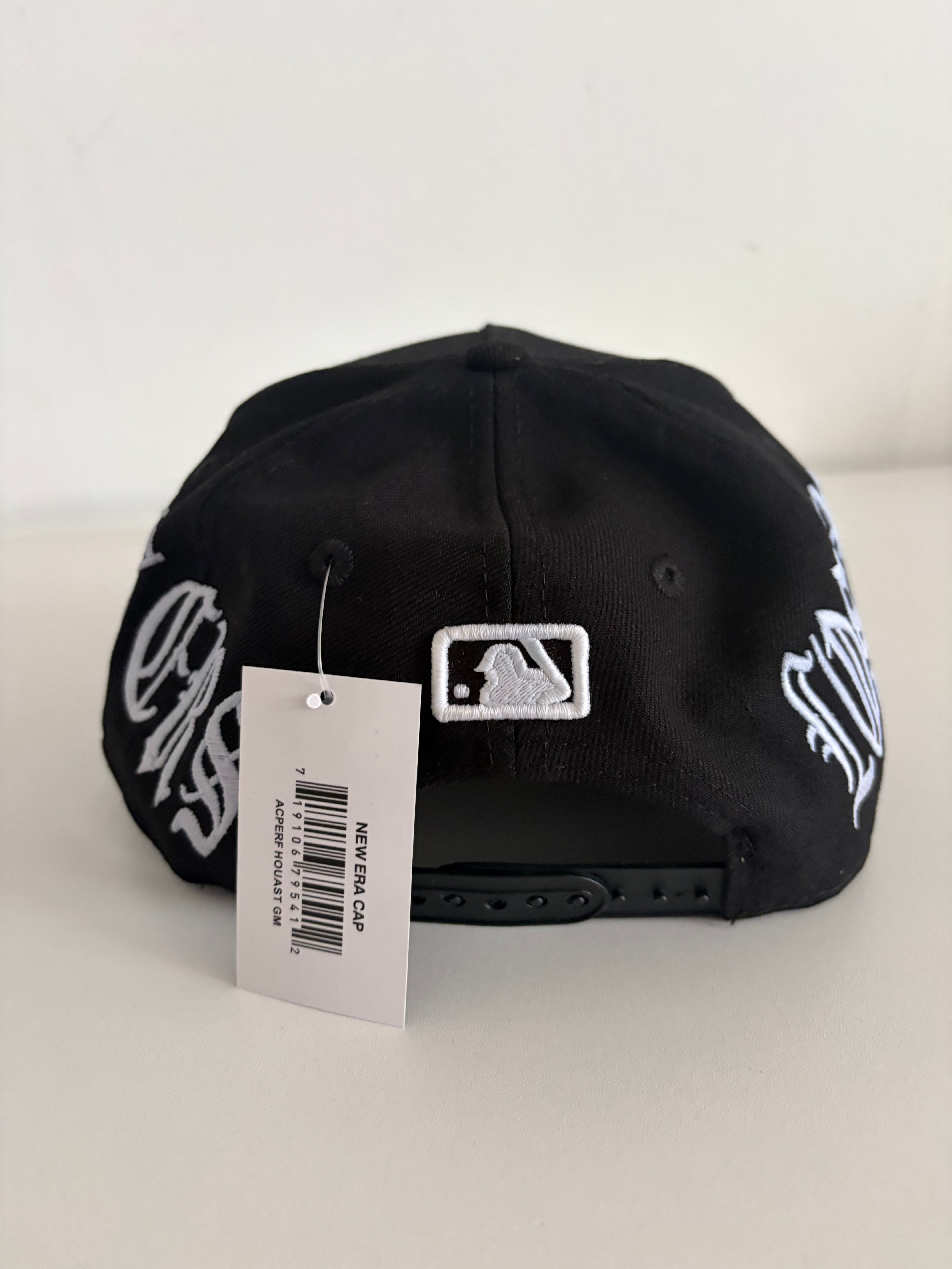 New Era LA Dodgers Old English Script 9FORTY cap in black and white, detail view