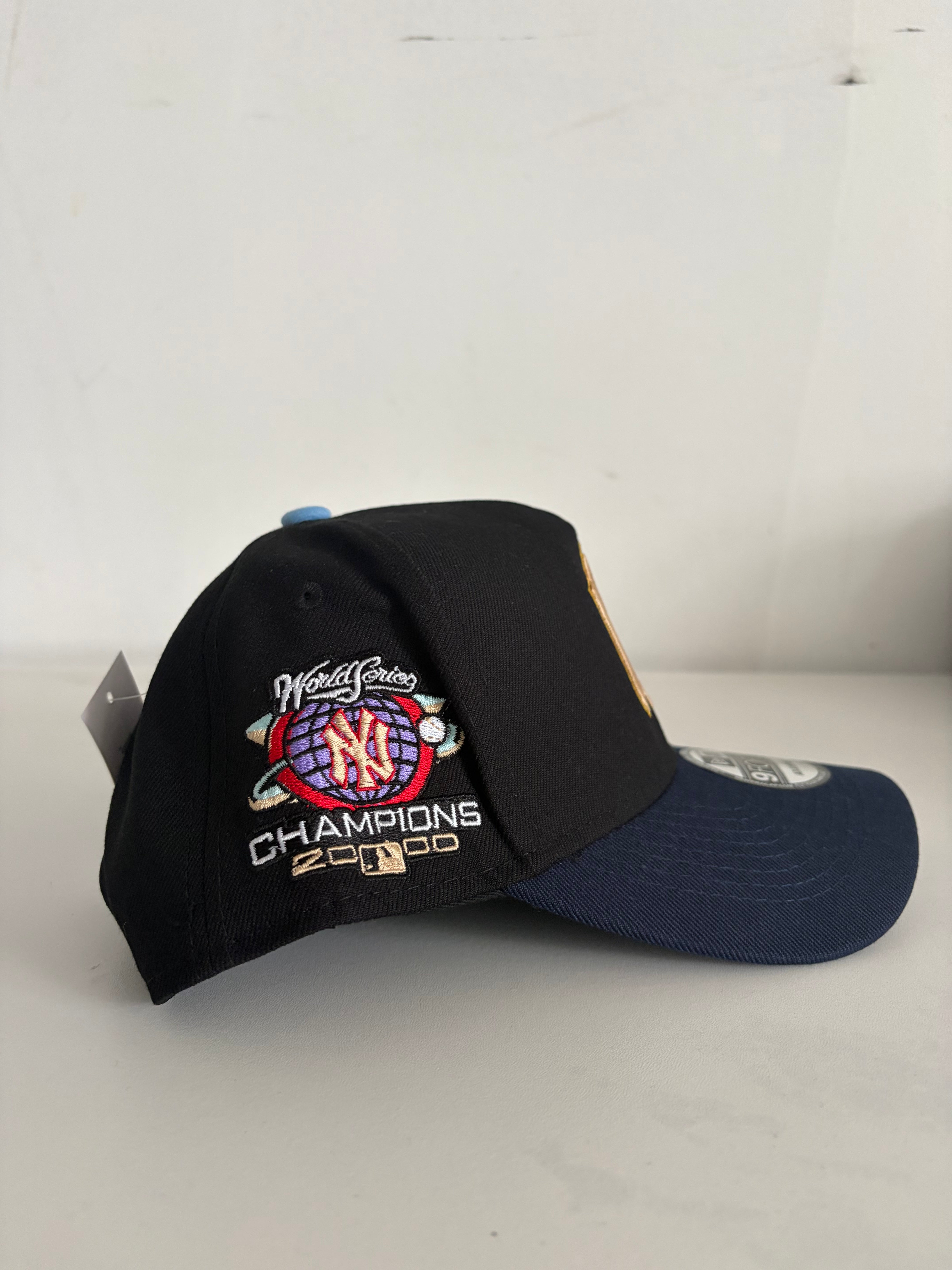 New Era New York Yankees 9FORTY Adjustable Cap – Black/Navy 2000 World Series Champions Edition