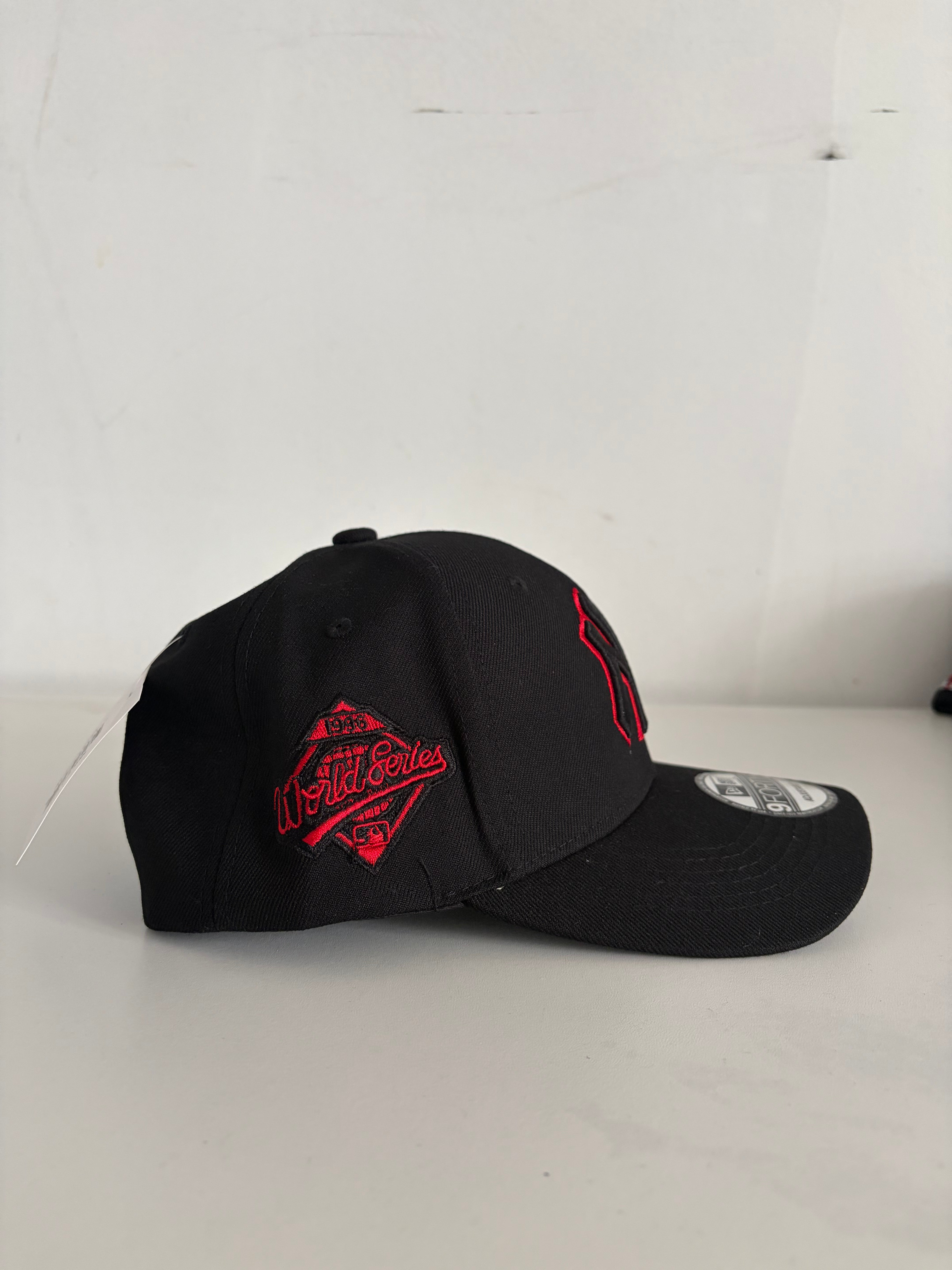 New Era New York Yankees 9FORTY Adjustable Cap – Black & Red World Series Edition