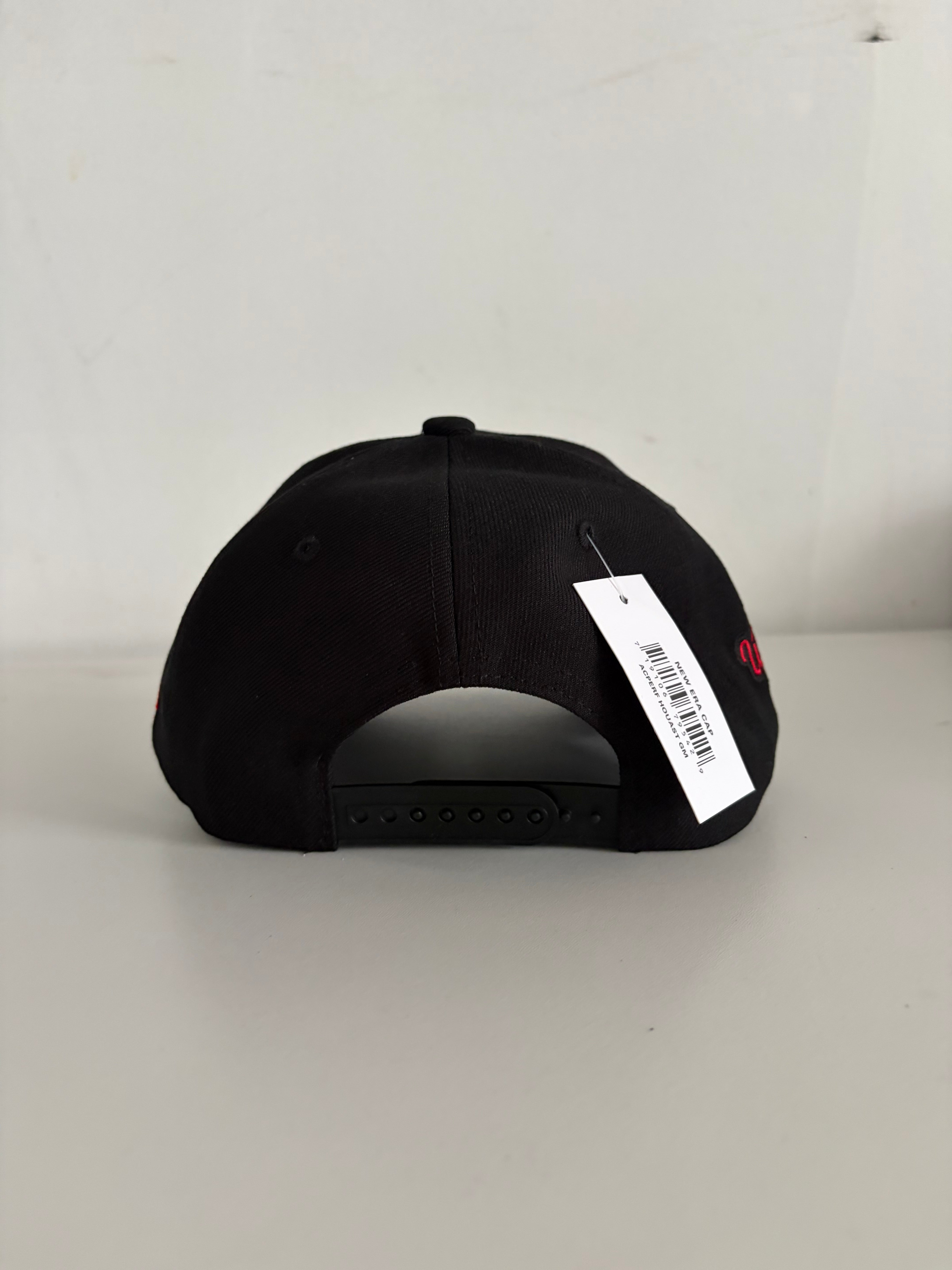 New Era NY Yankees 9FORTY cap in black and red, back view