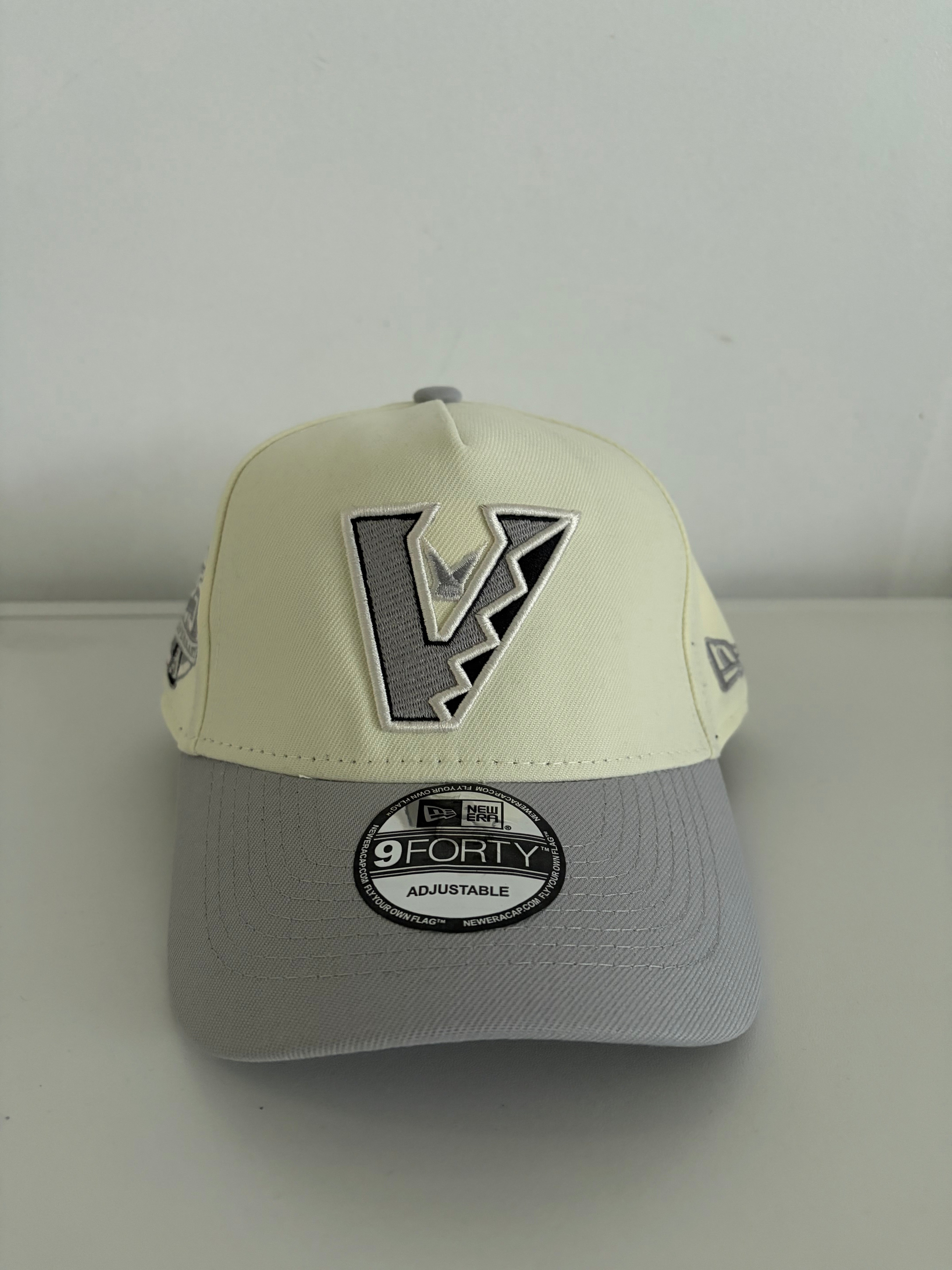 New Era Arizona Diamondbacks 9FORTY Adjustable Cap – Cream/Grey w/ “V” Logo & 25th Anniversary Patch