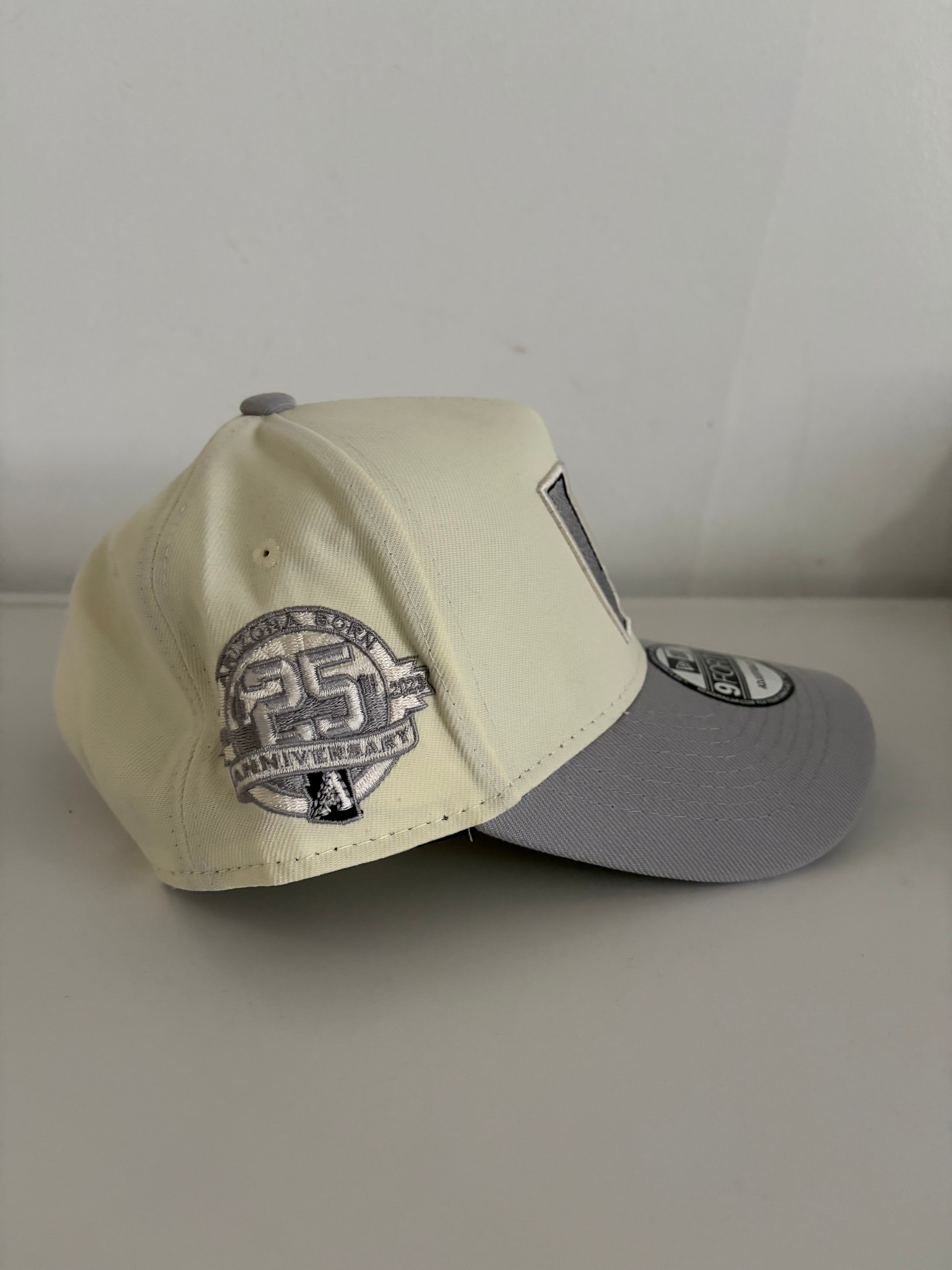New Era Arizona Diamondbacks 9FORTY Adjustable Cap – Cream/Grey w/ “V” Logo & 25th Anniversary Patch